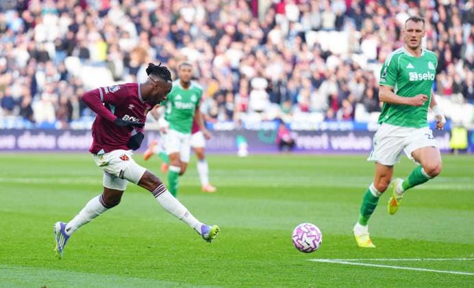 Aaron Wan-Bissaka of West Ham United crosses for the own goal scored by Sven Botman of Newcastle United 2-1 West Ham United v Newcastle United, Premier League, Football, London Stadium, London, UK - 02 Nov 2025London London Stadium United Kingdom EDITORIAL USE ONLY No use with unauthorised audio, video, data, fixture lists, club league logos or live services. Online in-match use limited to 120 images, no video emulation. No use in betting, games or single club league player publications. Copyright: xJavierxGarcia Shutterstockx 15641474z