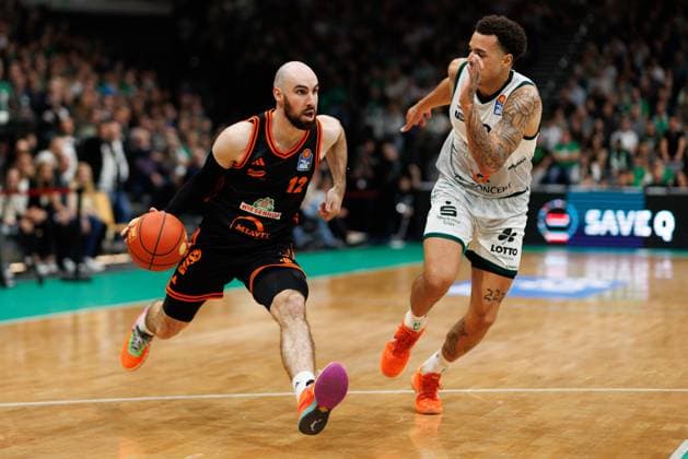 Tommy Kuhse Rasta Vechta in a duel with Nolan Adekunle Gladiators Trier , Vet Concept Gladiators Trier vs Rasta Vechta, Basketball, easyCredit BBL, Matchday 6, Season 2025 2026, 02 11 2025 Vet Concept Gladiators Trier vs Rasta Vechta, Basketball, easyCredit BBL, Matchday 6, Season 2025 2026, 02 11 2025 Copyright: xEibner-Pressefoto AlexanderxNeisx EP_ANS