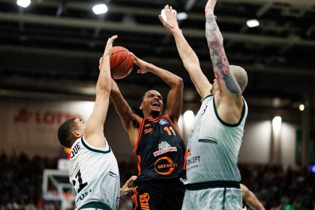 Alonzo Verge Jr Rasta Vechta in a duel with Evans Rapieque Gladiators Trier and Maik Zirbes Gladiators Trier , Vet Concept Gladiators Trier vs Rasta Vechta, Basketball, easyCredit BBL, Matchday 6, Season 2025 2026, 02 11 2025 Vet Concept Gladiators Trier vs Rasta Vechta, Basketball, easyCredit BBL, Matchday 6, Season 2025 2026, 02 11 2025 Copyright: xEibner-Pressefoto AlexanderxNeisx EP_ANS