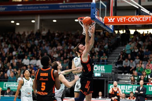 Philipp Herkenhoff Rasta Vechta scores under the basket, Vet Concept Gladiators Trier vs Rasta Vechta, Basketball, easyCredit BBL, Matchday 6, Season 2025 2026, 02 11 2025 Vet Concept Gladiators Trier vs Rasta Vechta, Basketball, easyCredit BBL, Matchday 6, Season 2025 2026, 02 11 2025 Copyright: xEibner-Pressefoto AlexanderxNeisx EP_ANS
