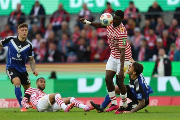 Ragnar Ache (1. FC Koeln) in Aktion, am Ball, Einzelaktion waehrend des spiels der Bundesliga zwischen 1. FC Köln und Hamburger SV, RheinEnergieSTADION am 02. November 2025 in Köln, Deutschland. (Foto von Oliver Kaelke DeFodi Images) +++ Ragnar Ache (1. FC Koeln) controls the ball during the Bundesliga match between 1. FC Köln and Hamburger SV at RheinEnergieSTADION on November 2, 2025 in Köln, Germany. (Photo by Oliver Kaelke DeFodi Images) DFL regulations prohibit any use of photographs as image sequences and or quasi-video. (Photo by Oliver Kaelke DeFodi Images) Ragnar Ache 1 FC Koeln in action, on the ball, single action during the Bundesliga match between 1 FC Köln and Hamburger SV, RheinEnergieSTADION on November 02, 2025 in Köln, Germany Photo by Oliver Kaelke DeFodi Images Ragnar Ache 1 FC Koeln controls the ball during the Bundesliga match between 1 FC Köln and Hamburger SV at RheinEnergieSTADION on November 2, 2025 in Köln, Germany Photo by Oliver Kaelke DeFodi Images DFL regulations prohibit any use of photographs as image sequences and or quasi video Photo by Oliver Kaelke DeFodi Images