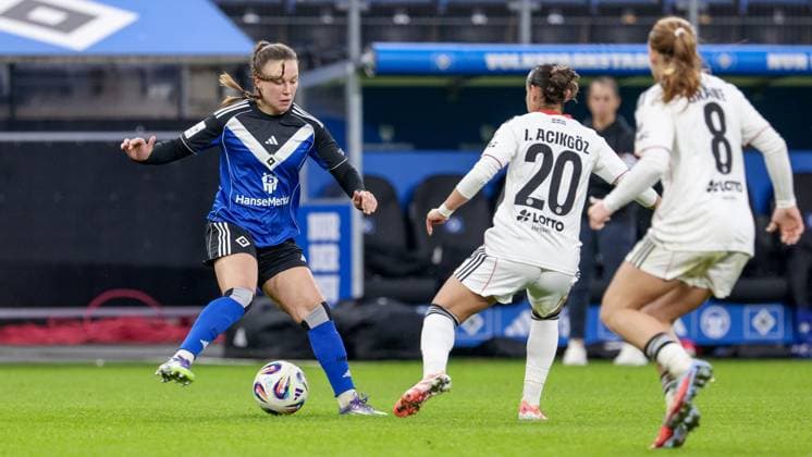 from left Viktoria Schwalm Hamburger SV, 23 and Ilayda Acikgöz Eintracht Frankfurt, 20 in a duel, dynamic, action, action, game scene, THE DFB REGULATIONS PROHIBIT ANY USE OF PHOTOGRAPHS AS IMAGE SEQUENCES AND OR QUASI VIDEO , 02 11 2025, Hamburg Germany , Football, Google Pixel Womens Bundesliga, Hamburger SV Eintracht Frankfurt xobx