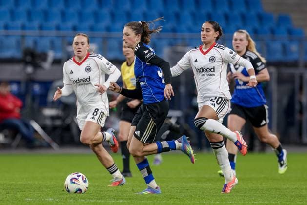 from left Lotta Wrede Hamburger SV, 32 and Ilayda Acikgöz Eintracht Frankfurt, 20 in running duel, duel, dynamic, action, action, game scene, THE DFB REGULATIONS PROHIBIT ANY USE OF PHOTOGRAPHS AS IMAGE SEQUENCES AND OR QUASI VIDEO , 02 11 2025, Hamburg Germany , Football, Google Pixel Womens Bundesliga, Hamburger SV Eintracht Frankfurt xobx