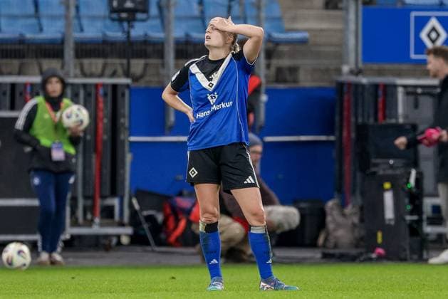 Nina Räcke Hamburger SV, 39 disappointed about the defeat, disappointment after the final whistle, final whistle, highlight, loser, lost, frustration, pessimistic, THE DFB REGULATIONS PROHIBIT ANY USE OF PHOTOGRAPHS AS IMAGE SEQUENCES AND OR QUASI VIDEO , 02 11 2025, Hamburg Germany , Football, Google Pixel Womens Bundesliga, Hamburger SV Eintracht Frankfurt xobx