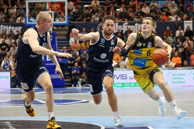 Johannes Patrick MHP Riesen Ludwigsburg, 06 prevails against Spencer Reaves SYNTAINICS MBC, 31, duel, fight, Syntainics MBC vs MHP Riesen Ludwigsburg, Basketball, easycredit Basketball Bundesliga, Matchday 6, Season 2025 2026, 02 11 2025, Syntainics MBC vs MHP Riesen Ludwigsburg, Basketball, easycredit Basketball Bundesliga, Matchday 6, Season 2025 2026, 02 11 2025 Weissenfels Copyright: xEibner-Pressefoto LauraxRoemerx EP_LRR