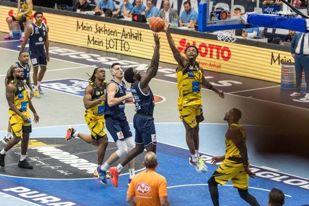 GER, easy Credit Basketball Bundesliga, Syntainics MBC MHP Riesen Ludwigsburg 02 11 2025, Stadthalle, Weißenfels, GER, easy Credit Basketball Bundesliga, Syntainics MBC MHP Riesen Ludwigsburg Khyri Thomas Syntainics MBC, 0 , Elijah Hughes MHP Riesen Ludwigsburg, 7 Â Photo Alexander Trienitz Weißenfels Stadthalle Sachsen Anhalt Germany