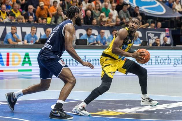 GER, easy Credit Basketball Bundesliga, Syntainics MBC MHP Riesen Ludwigsburg 02 11 2025, Stadthalle, Weißenfels, GER, easy Credit Basketball Bundesliga, Syntainics MBC MHP Riesen Ludwigsburg Yorman Polas Bartolo MHP Riesen Ludwigsburg, 13 , RJ Gunn Syntainics MBC, 21 Â Photo Alexander Trienitz Weißenfels Stadthalle Sachsen Anhalt Germany