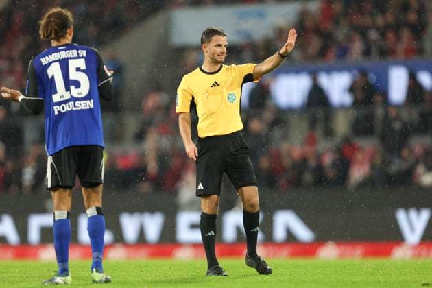 Schiedsrichter Daniel Schlager gestikuliert, Gestik waehrend des spiels der Bundesliga zwischen 1. FC Köln und Hamburger SV, RheinEnergieSTADION am 02. November 2025 in Köln, Deutschland. (Foto von Oliver Kaelke DeFodi Images) +++ Schiedsrichter Daniel Schlager gestures during the Bundesliga match between 1. FC Köln and Hamburger SV at RheinEnergieSTADION on November 2, 2025 in Köln, Germany. (Photo by Oliver Kaelke DeFodi Images) DFL regulations prohibit any use of photographs as image sequences and or quasi-video. (Photo by Oliver Kaelke DeFodi Images) Referee Daniel Schlager gestures, gestures during the Bundesliga match between 1 FC Köln and Hamburger SV, RheinEnergieSTADION on November 02, 2025 in Köln, Germany Photo by Oliver Kaelke DeFodi Images Referee Daniel Schlager gestures during the Bundesliga match between 1 FC Köln and Hamburger SV at RheinEnergieSTADION on November 2, 2025 in Köln, Germany Photo by Oliver Kaelke DeFodi Images DFL regulations prohibit any use of photographs as image sequences and or quasi video Photo by Oliver Kaelke DeFodi Images