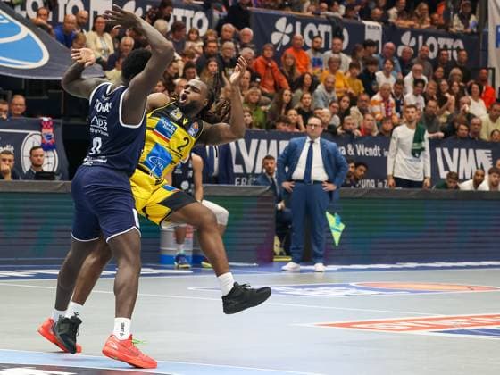 Tray Buchanan MHP Riesen Ludwigsburg, 02 fouled by Khyri Thomas SYNTAINICS MBC, 00 , Syntainics MBC vs MHP Riesen Ludwigsburg, Basketball, easycredit Basketball Bundesliga, 6 Matchday, Season 2025 2026, 02 11 2025, Syntainics MBC vs MHP Riesen Ludwigsburg, Basketball, easycredit Basketball Bundesliga, 6 Matchday, Season 2025 2026, 02 11 2025 Weissenfels Copyright: xEibner-Pressefoto LauraxRoemerx EP_LRR
