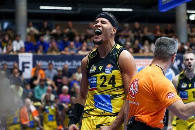 Brandon Tischler MHP Riesen Ludwigsburg, 24 cheers, goal celebration, cheers over point, Syntainics MBC vs MHP Riesen Ludwigsburg, Basketball, easycredit Basketball Bundesliga, Matchday 6, Season 2025 2026, 02 11 2025, Syntainics MBC vs MHP Riesen Ludwigsburg, Basketball, easycredit Basketball Bundesliga, Matchday 6, Season 2025 2026, 02 11 2025 Weissenfels Copyright: xEibner-Pressefoto LauraxRoemerx EP_LRR