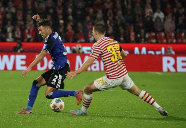 v l William Mickelbrencis Hamburger SV 02 , Kristoffer Lund 1 FC Koeln 32 GER, 1 FC Koeln vs Hamburger SV, Football, Bundesliga, Matchday 9, Season 2025 2026, 02 11 2025 DFL DFB REGULATIONS PROHIBIT ANY USE OF PHOTOGRAPHS as IMAGE SEQUENCES and or QUASI VIDEO GER, 1 FC Koeln vs Hamburger SV, Football, Bundesliga, Matchday 9, Season 2025 2026, 02 11 2025 Koeln Copyright: xEibner-Pressefotox xThomasxStoeckerx EP_TSR