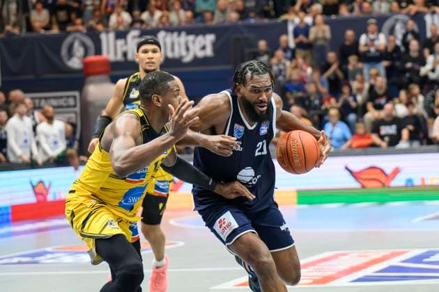 Yorman Polas Bartolo Ludwigsburg, 13 , RJ Gunn MBC, 21 , Syntainics MBC vs MHP Riesen Ludwigsburg, Basketball, Bundesliga, Men, Season 2025 26, 6 Matchday, 02 11 2025 Weissenfels Stadthalle Sachsen Anhalt Germany