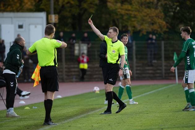GER, Football, RLN, SV Werder Bremen II U23 vs VfB Oldenburg 02 11 2025, Platz 11, Bremen, GER, RLN, SV Werder Bremen II U23 vs VfB Oldenburg, DFL regulations prohibit any use of photographs as image sequences and or quasi video, in the picture there is the yellow card Christian BRAND SV Werder Bremen II U23 Trainer nordphotoxgmbhx xRojahn nph00310
