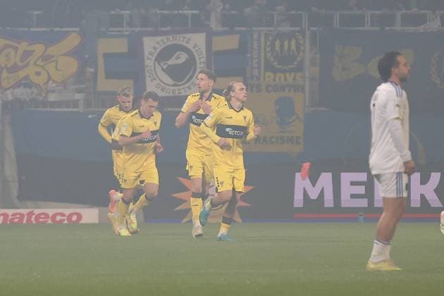 02 11 2025, xrekx, Fußball 3 Liga, Alemannia Aachen 1 FC Saarbrücken v l Torjubel nach dem Tor zum celebrating the goal celebrate 1 0 durch Lars Gindorf TSV Alemannia Aachen Calogero Rizzuto 1 FC Saarbruecken enttaeuscht, disappointed, looks disappointed, sad, frustrated, dejected, disappointed, sad, frustrated DFL DFB REGULATIONS PROHIBIT ANY USE OF PHOTOGRAPHS as IMAGE SEQUENCES and or QUASI VIDEO Aachen