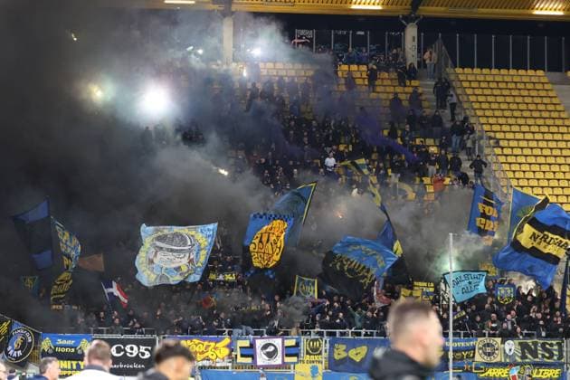 02 11 2025, xrekx, Fußball 3 Liga, Alemannia Aachen 1 FC Saarbrücken v l Saarbruecken Fans ,Atmosphere, Scarves, Shirt, Flag, Banner, Ultras, Spectators, Visitors, Choreo, Choreography, atmosphere, spectators, Visitors Pyro DFL DFB REGULATIONS PROHIBIT ANY USE OF PHOTOGRAPHS as IMAGE SEQUENCES and or QUASI VIDEO Aachen
