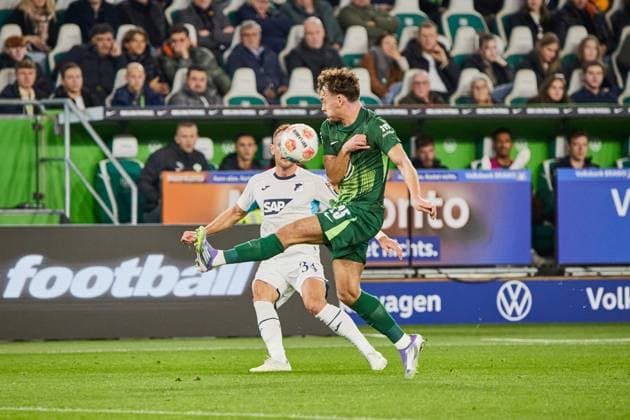 Vladimir Coufal TSG 1899 Hoffenheim 34 Aaron Zehnter VfL Wolfsburg 25 VfL Wolfsburg vs TSG 1899 Hoffenheim, Football, 1 Bundesliga, Matchday 9, Season 2025 2026, 02 11 2025 VfL Wolfsburg vs TSG 1899 Hoffenheim, Football, 1 Bundesliga, Matchday 9, Season 2025 2026, 02 11 2025 Wolfsburg Copyright: xEibner-Pressefoto Jan-FredericxHx EP_JHG