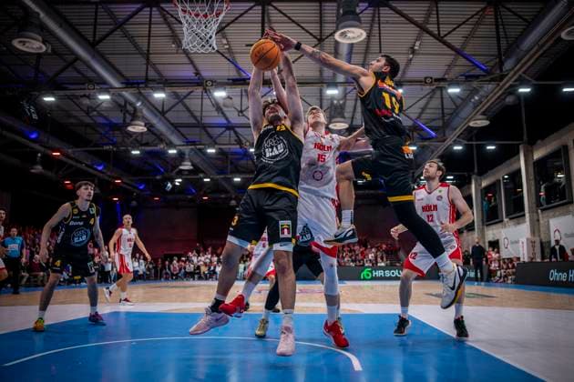 Barmer 2 Basketball Bundesliga ProA RheinStars Koeln vs Kirchheim, 02 11 25 Gian Bahattin Aydinoglu Bozic Estriche Knights Kirchheim, 4, PG , Nicholas Gerard Spinoso Bozic Estriche Knights Kirchheim, 13,C , Björn Rohwer RheinStars Köln, 15, C , Aeneas Jung Bozic Estriche Knights Kirchheim, 19, PF , Laurent Raphael Zoccoletti RheinStars Köln, 12, PF Köln, 02 11 25 Barmer 2 Basketball Bundesliga ProA RheinStars Koeln vs Kirchheim at the Motor World in Cologne Copyright: xBEAUTIFULxSPORTS AxelxKohringx