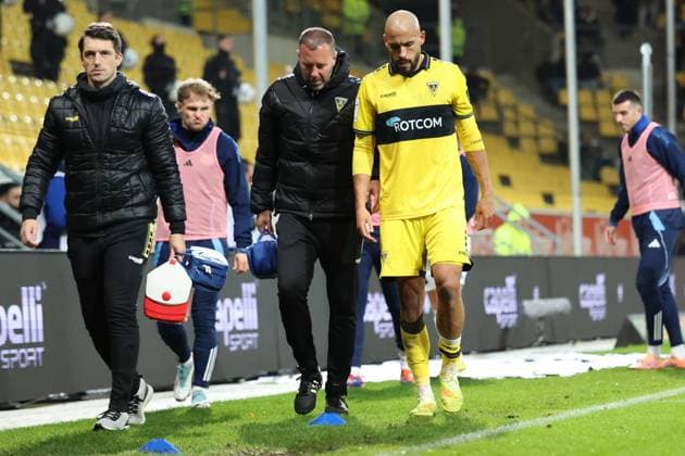 02 11 2025, xrekx, Fußball 3 Liga, Alemannia Aachen 1 FC Saarbrücken v l Lamar Yarbrough TSV Alemannia Aachen verletzt, Verletzung, Schmerz, Schmerzen, injured, injury, pain, pains Auswechseln DFL DFB REGULATIONS PROHIBIT ANY USE OF PHOTOGRAPHS as IMAGE SEQUENCES and or QUASI VIDEO Aachen