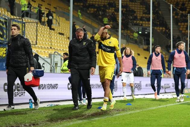 02 11 2025, xrekx, Fußball 3 Liga, Alemannia Aachen 1 FC Saarbrücken v l Lamar Yarbrough TSV Alemannia Aachen verletzt, Verletzung, Schmerz, Schmerzen, injured, injury, pain, pains Auswechseln DFL DFB REGULATIONS PROHIBIT ANY USE OF PHOTOGRAPHS as IMAGE SEQUENCES and or QUASI VIDEO Aachen
