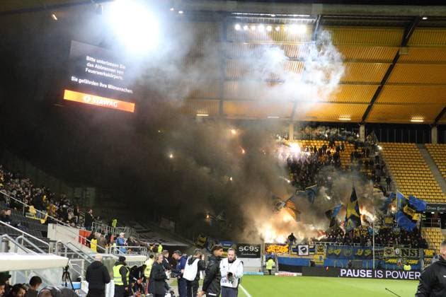 02 11 2025, xrekx, Soccer 3 Liga, Alemannia Aachen 1 FC Saarbrücken v l FCS Fans ,Atmosphere, Scarves, Shirt, Flag, Banner, Ultras, Spectators, Visitors, Choreo, Choreography, atmosphere, spectators, Visitors DFL DFB REGULATIONS PROHIBIT ANY USE OF PHOTOGRAPHS as IMAGE SEQUENCES and or QUASI VIDEO Aachen