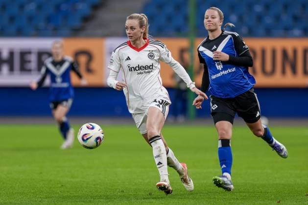 Amanda Ilestedt Eintracht Frankfurt, 13 on the ball, single image, full body, action, action, match scene, THE DFB GUIDELINES PROHIBIT ANY USE OF PHOTOGRAPHS AS IMAGE SEQUENCES AND OR QUASI VIDEO DFB REGULATIONS PROHIBIT ANY USE OF PHOTOGRAPHS AS IMAGE SEQUENCES AND OR QUASI VIDEO , 02 11 2025, Hamburg Germany , Soccer, Google Pixel Womens Bundesliga, Hamburger SV Eintracht Frankfurt xobx