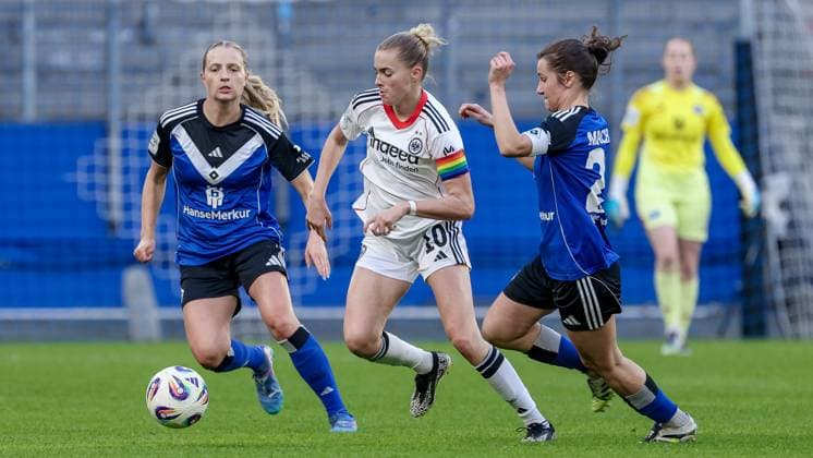 from left Nina Räcke Hamburger SV, 39 , Laura Freigang Eintracht Frankfurt, 10 and Pauline Machtens Hamburger SV, 28 in duel, duel, dynamics, action, action, game scene, THE DFB REGULATIONS PROHIBIT ANY USE OF PHOTOGRAPHS AS IMAGE SEQUENCES AND OR QUASI VIDEO , 02 11 2025, Hamburg Germany , Football, Google Pixel Womens Bundesliga, Hamburger SV Eintracht Frankfurt xobx