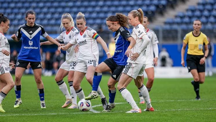 from left Ereleta Memeti Eintracht Frankfurt, 27 , Pauline Machtens Hamburger SV, 28 , Rebecka Blomqvist Eintracht Frankfurt, 28 , Laura Freigang Eintracht Frankfurt, 10 , Melanie Brunnthaler Hamburger SV, 11 and Amanda Ilestedt Eintracht Frankfurt, 13 in duel, duel, dynamics, action, action scene, THE DFB REGULATIONS PROHIBIT ANY USE OF PHOTOGRAPHS AS IMAGE SEQUENCES AND OR QUASI VIDEO , 02 11 2025, Hamburg Germany , Football, Google Pixel Womens Bundesliga, Hamburger SV Eintracht Frankfurt xobx