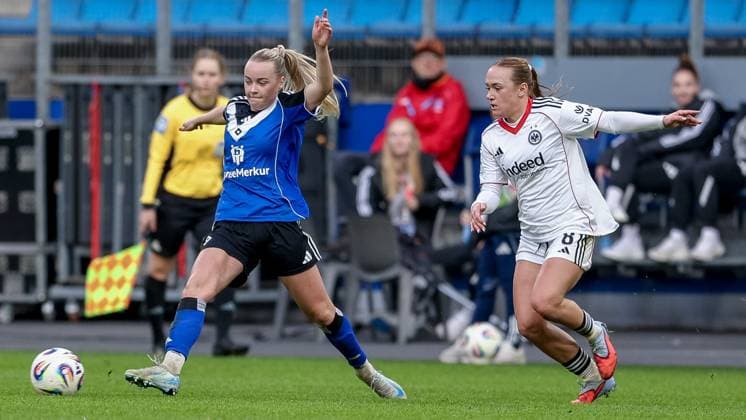 from left Mia Büchele Hamburger SV, 17 and Lisanne Gräwe Eintracht Frankfurt, 8 in a duel, dynamic, action, action, game scene, THE DFB REGULATIONS PROHIBIT ANY USE OF PHOTOGRAPHS AS IMAGE SEQUENCES AND OR QUASI VIDEO , 02 11 2025, Hamburg Germany , Football, Google Pixel Womens Bundesliga, Hamburger SV Eintracht Frankfurt xobx