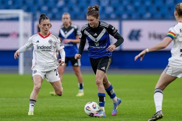from left Ereleta Memeti Eintracht Frankfurt, 27 and Lotta Wrede Hamburger SV, 32 in a duel, dynamic, action, action, game scene, THE DFB REGULATIONS PROHIBIT ANY USE OF PHOTOGRAPHS AS IMAGE SEQUENCES AND OR QUASI VIDEO , 02 11 2025, Hamburg Germany , Football, Google Pixel Womens Bundesliga, Hamburger SV Eintracht Frankfurt xobx