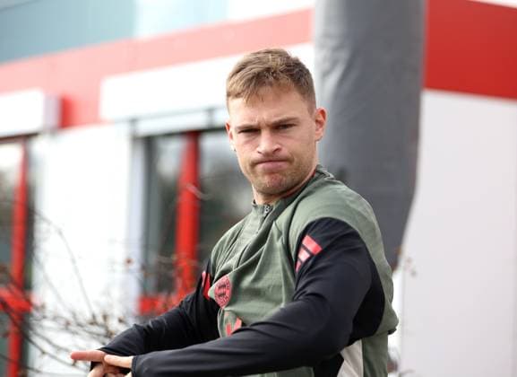 Football, men, Champions League, 2025 2026 season, FC Bayern Munich, final training Joshua Kimmich FC Bayern Munich on the way to the training ground, head, upper body, pressing lips, facial expression, facial expression