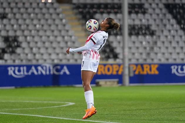 Aurà lie Csillag Aurelie Csillag SC Freiburg, 17 on the ball , Germany, Football, GooglePixel Womens Bundesliga, 8 Matchday, 2025 2026, SC Freiburg vs RB Leipzig, 03 11 2025, Dreisamstadion, Freiburg, Germany DFB REGULATIONS PROHIBIT ANY USE OF PHOTOGRAPHS AS IMAGE SEQUENCES AND OR QUASI VIDEO Freiburg Dreisamstadion Baden Wuerttemberg Germany Copyright: xArnexAmbergx