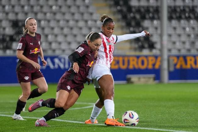Gina Chmielinski RB Leipzig, 10 in duel with Aurà lie Csillag Aurelie Csillag SC Freiburg, 17 , Germany, Soccer, GooglePixel Womens Bundesliga, Matchday 8, 2025 2026, SC Freiburg vs RB Leipzig, 03 11 2025, Dreisamstadion, Freiburg, Germany DFB REGULATIONS PROHIBIT ANY USE OF PHOTOGRAPHS AS IMAGE SEQUENCES AND OR QUASI VIDEO Freiburg Dreisamstadion Baden Wuerttemberg Germany Copyright: xArnexAmbergx