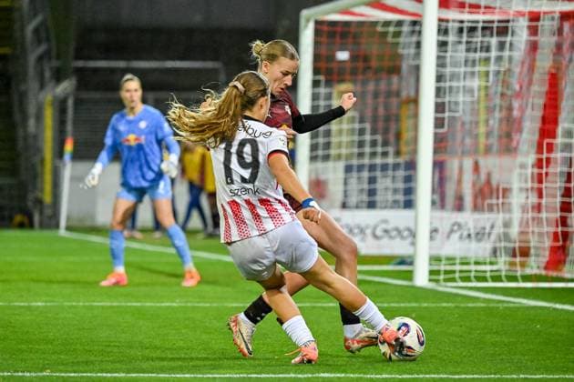 Nia Szenk SC Freiburg Women, 19 on the ball in front of Marlene Mueller RB Leipzig, 27 GER, SC Freiburg RB Leipzig, Women Football, Google Pixel Women Bundesliga, Matchday 8, Season 2025 2026, 03 11 2025 DFB REGULATIONS PROHIBIT ANY USE OF PHOTOGRAPHS AS IMAGE SEQUENCES AND OR QUASI VIDEO GER, SC Freiburg RB Leipzig, Women Football, Google Pixel Women Bundesliga, Matchday 8, Season 2025 2026, 03 11 2025 Freiburg Copyright: xEibner-Pressefoto ThomasxHessx EP_THS