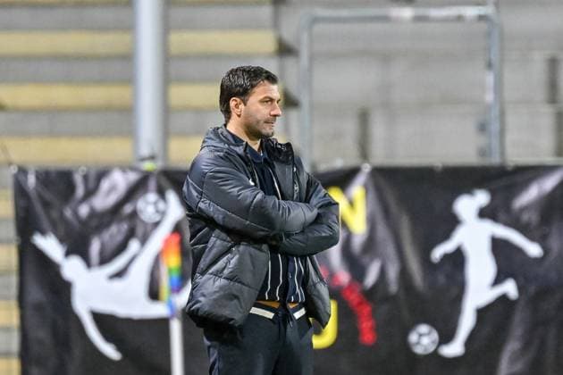 Edmond Kapllani SC Freiburg Frauen, Trainer mit neuraler Emotion GER, SC Freiburg RB Leipzig, Frauen Fussball, Google Pixel Frauen Bundesliga, 8 Spieltag, Saison 2025 2026, 03 11 2025 DFB REGULATIONS PROHIBIT ANY USE OF PHOTOGRAPHS AS IMAGE SEQUENCES AND OR QUASI VIDEO GER, SC Freiburg RB Leipzig, Frauen Fussball, Google Pixel Frauen Bundesliga, 8 Spieltag, Saison 2025 2026, 03 11 2025 Freiburg Copyright: xEibner-Pressefoto ThomasxHessx EP_THS