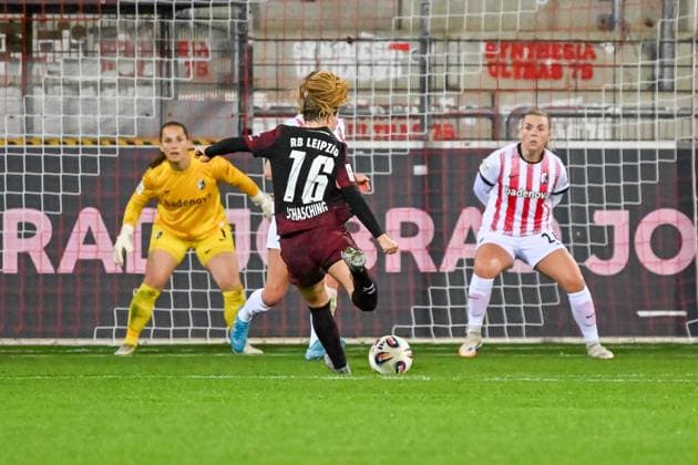Scene for the goal to 0 3 by Annabel Schasching RB Leipzig, 16 GER, SC Freiburg RB Leipzig, Womens Football, Google Pixel Womens Bundesliga, Matchday 8, Season 2025 2026, 03 11 2025 DFB REGULATIONS PROHIBIT ANY USE OF PHOTOGRAPHS AS IMAGE SEQUENCES AND OR QUASI VIDEO GER, SC Freiburg RB Leipzig, Womens Football, Google Pixel Womens Bundesliga, Matchday 8, Season 2025 2026, 03 11 2025 Freiburg Copyright: xEibner-Pressefoto ThomasxHessx EP_THS