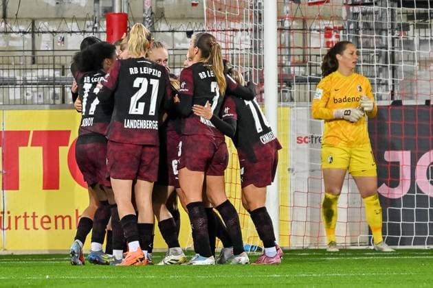 Cheering for the goal to 1 4 by Lisa Baum RB Leipzig, 11 GER, SC Freiburg RB Leipzig, Women Football, Google Pixel Women Bundesliga, Matchday 8, Season 2025 2026, 03 11 2025 DFB REGULATIONS PROHIBIT ANY USE OF PHOTOGRAPHS AS IMAGE SEQUENCES AND OR QUASI VIDEO GER, SC Freiburg RB Leipzig, Women Football, Google Pixel Women Bundesliga, Matchday 8, Season 2025 2026, 03 11 2025 Freiburg Copyright: xEibner-Pressefoto ThomasxHessx EP_THS