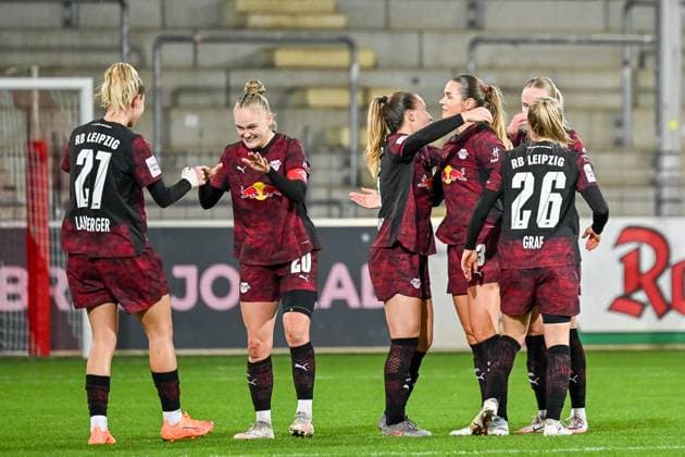 Cheers of joy and emotions after the end of the game at RB Leipzig with Julia Landenberger RB Leipzig, 21 , Victoria Krug RB Leipzig, 20 , Annabel Schasching RB Leipzig, 16 , Andrea Norheim RB Leipzig, 03 , Luca Graf RB Leipzig, 26 GER, SC Freiburg RB Leipzig, womens soccer, Google Pixel Frauen Bundesliga, 8 Spieltag, Saison 2025 2026, 03 11 2025 DFB REGULATIONS PROHIBIT ANY USE OF PHOTOGRAPHS AS IMAGE SEQUENCES AND OR QUASI VIDEO GER, SC Freiburg RB Leipzig, Frauen Fussball, Google Pixel Frauen Bundesliga, 8 Spieltag, Saison 2025 2026, 03 11 2025 Freiburg Copyright: xEibner-Pressefoto ThomasxHessx EP_THS