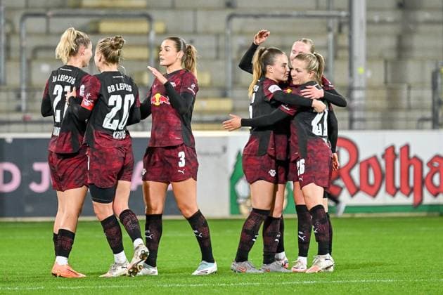 Cheers of joy and emotions after the end of the game at RB Leipzig with Julia Landenberger RB Leipzig, 21 , Victoria Krug RB Leipzig, 20 , Andrea Norheim RB Leipzig, 03 , Annabel Schasching RB Leipzig, 16 , Julia Landenberger RB Leipzig, 21 GER, SC Freiburg RB Leipzig, womens soccer, Google Pixel Frauen Bundesliga, 8 Spieltag, Saison 2025 2026, 03 11 2025 DFB REGULATIONS PROHIBIT ANY USE OF PHOTOGRAPHS AS IMAGE SEQUENCES AND OR QUASI VIDEO GER, SC Freiburg RB Leipzig, Frauen Fussball, Google Pixel Frauen Bundesliga, 8 Spieltag, Saison 2025 2026, 03 11 2025 Freiburg Copyright: xEibner-Pressefoto ThomasxHessx EP_THS