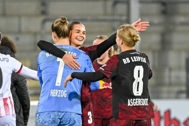 Cheering joy and emotions after the end of the game at RB Leipzig with Elvira Herzog RB Leipzig, 01 , Andrea Norheim RB Leipzig, 03 , Emilia Asgeirsdottir RB Leipzig, 08 GER, SC Freiburg RB Leipzig, Womens Football, Google Pixel Womens Bundesliga, Matchday 8, Season 2025 2026, 03 11 2025 DFB REGULATIONS PROHIBIT ANY USE OF PHOTOGRAPHS AS IMAGE SEQUENCES AND OR QUASI VIDEO GER, SC Freiburg RB Leipzig, Women Football, Google Pixel Women Bundesliga, 8 Matchday, Season 2025 2026, 03 11 2025 Freiburg Copyright: xEibner-Pressefoto ThomasxHessx EP_THS