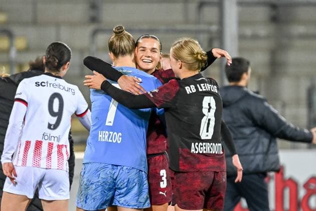 Cheering joy and emotions after the end of the game at RB Leipzig with Elvira Herzog RB Leipzig, 01 , Andrea Norheim RB Leipzig, 03 , Emilia Asgeirsdottir RB Leipzig, 08 GER, SC Freiburg RB Leipzig, Womens Football, Google Pixel Womens Bundesliga, Matchday 8, Season 2025 2026, 03 11 2025 DFB REGULATIONS PROHIBIT ANY USE OF PHOTOGRAPHS AS IMAGE SEQUENCES AND OR QUASI VIDEO GER, SC Freiburg RB Leipzig, Women Football, Google Pixel Women Bundesliga, 8 Matchday, Season 2025 2026, 03 11 2025 Freiburg Copyright: xEibner-Pressefoto ThomasxHessx EP_THS