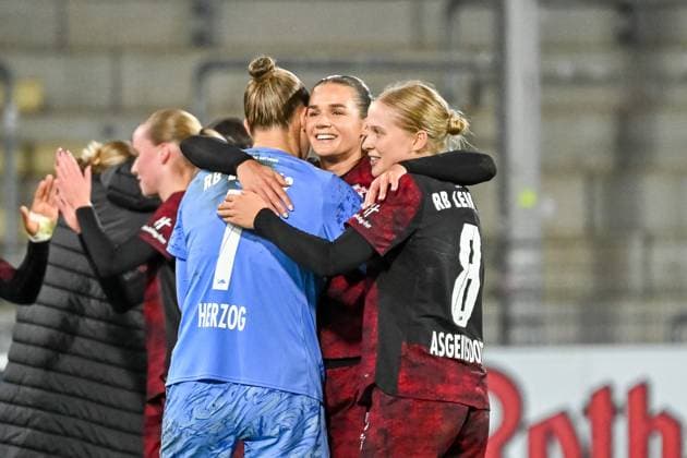 Cheering joy and emotions after the end of the game at RB Leipzig with Elvira Herzog RB Leipzig, 01 , Andrea Norheim RB Leipzig, 03 , Emilia Asgeirsdottir RB Leipzig, 08 GER, SC Freiburg RB Leipzig, Womens Football, Google Pixel Womens Bundesliga, Matchday 8, Season 2025 2026, 03 11 2025 DFB REGULATIONS PROHIBIT ANY USE OF PHOTOGRAPHS AS IMAGE SEQUENCES AND OR QUASI VIDEO GER, SC Freiburg RB Leipzig, Women Football, Google Pixel Women Bundesliga, 8 Matchday, Season 2025 2026, 03 11 2025 Freiburg Copyright: xEibner-Pressefoto ThomasxHessx EP_THS