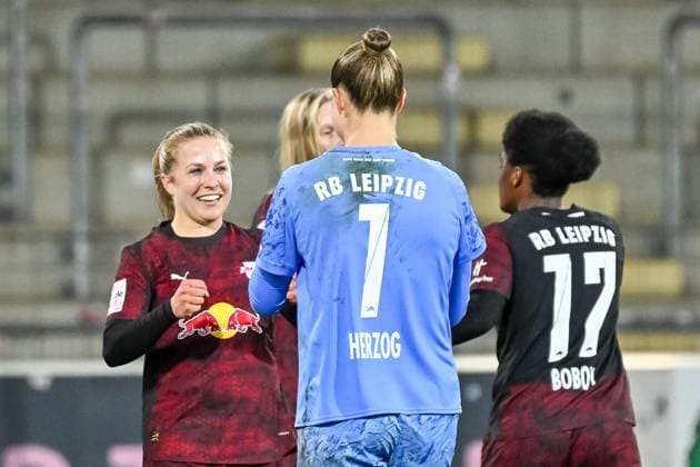 Cheering joy and emotions after the end of the game at RB Leipzig with Elvira Herzog RB Leipzig, 01 , Delice Boboy RB Leipzig, 17 GER, SC Freiburg RB Leipzig, Womens Football, Google Pixel Womens Bundesliga, Matchday 8, Season 2025 2026, 03 11 2025 DFB REGULATIONS PROHIBIT ANY USE OF PHOTOGRAPHS AS IMAGE SEQUENCES AND OR QUASI VIDEO GER, SC Freiburg RB Leipzig, Womens football, Google Pixel Womens Bundesliga, Matchday 8, Season 2025 2026, 03 11 2025 Freiburg Copyright: xEibner-Pressefoto ThomasxHessx EP_THS