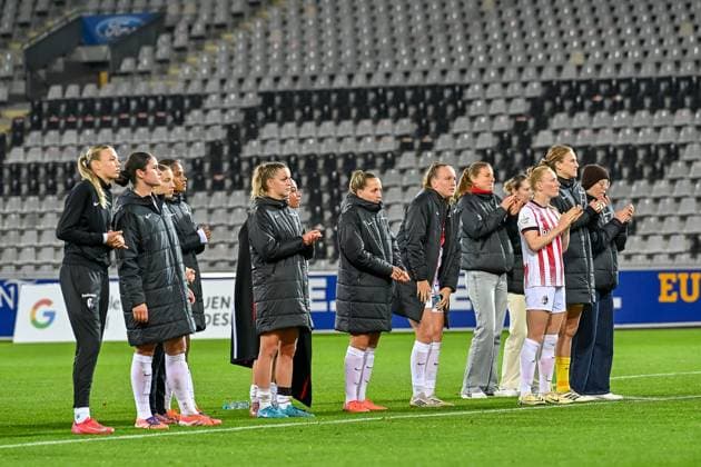 Team SC Freiburg thanks the fans GER, SC Freiburg RB Leipzig, Womens Football, Google Pixel Womens Bundesliga, Matchday 8, Season 2025 2026, 03 11 2025 DFB REGULATES PROHIBIT ANY USE OF PHOTOGRAPHS AS IMAGE SEQUENCES AND OR QUASI VIDEO GER, SC Freiburg RB Leipzig, Womens Football, Google Pixel Womens Bundesliga, Matchday 8, Season 2025 2026, 03 11 2025 Freiburg Copyright: xEibner-Pressefoto ThomasxHessx EP_THS