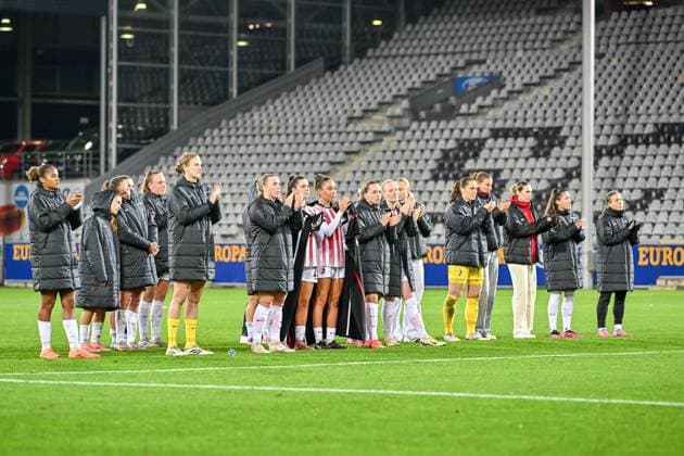 Team SC Freiburg thanks the fans GER, SC Freiburg RB Leipzig, Womens Football, Google Pixel Womens Bundesliga, Matchday 8, Season 2025 2026, 03 11 2025 DFB REGULATES PROHIBIT ANY USE OF PHOTOGRAPHS AS IMAGE SEQUENCES AND OR QUASI VIDEO GER, SC Freiburg RB Leipzig, Womens Football, Google Pixel Womens Bundesliga, Matchday 8, Season 2025 2026, 03 11 2025 Freiburg Copyright: xEibner-Pressefoto ThomasxHessx EP_THS