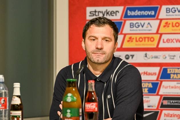 Edmond Kapllani SC Freiburg Women, Coach at the press conference GER, SC Freiburg RB Leipzig, Women Football, Google Pixel Women Bundesliga, Matchday 8, Season 2025 2026, 03 11 2025 DFB REGULATIONS PROHIBIT ANY USE OF PHOTOGRAPHS AS IMAGE SEQUENCES AND OR QUASI VIDEO GER, SC Freiburg RB Leipzig, Women Football, Google Pixel Women Bundesliga, Matchday 8, Season 2025 2026, 03 11 2025 Freiburg Copyright: xEibner-Pressefoto ThomasxHessx EP_THS