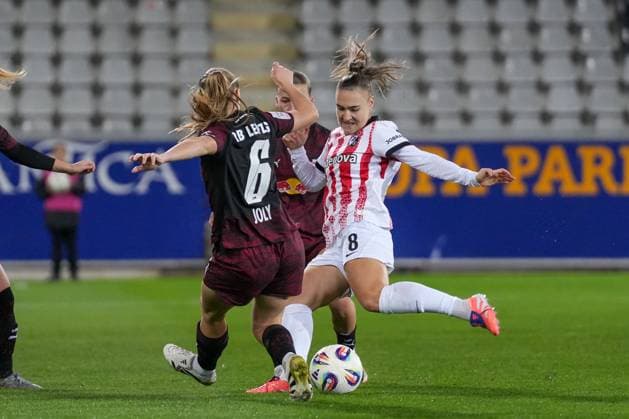 Alena Bienz SC Freiburg, 08 am Ball , Germany, Football, GooglePixel Womens Bundesliga, 8 Matchday, 2025 2026, SC Freiburg vs RB Leipzig, 03 11 2025, Dreisamstadion, Freiburg, Germany DFB REGULATIONS PROHIBIT ANY USE OF PHOTOGRAPHS AS IMAGE SEQUENCES AND OR QUASI VIDEO Freiburg Dreisamstadion Baden Wuerttemberg Germany Copyright: xArnexAmbergx