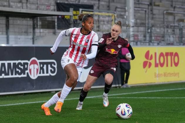 Aurà lie Csillag Aurelie Csillag SC Freiburg, 17 in duel with Victoria Krug RB Leipzig, 20 , Germany, Soccer, GooglePixel Women Bundesliga, 8 Matchday, 2025 2026, SC Freiburg vs RB Leipzig, 03 11 2025, Dreisamstadion, Freiburg, Germany DFB REGULATIONS PROHIBIT ANY USE OF PHOTOGRAPHS AS IMAGE SEQUENCES AND OR QUASI VIDEO Freiburg Dreisamstadion Baden Wuerttemberg Germany Copyright: xArnexAmbergx