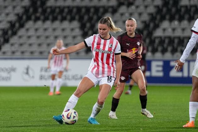 Greta Stegemann SC Freiburg, 16 on the ball , Germany, Football, GooglePixel Womens Bundesliga, Matchday 8, 2025 2026, SC Freiburg vs RB Leipzig, 03 11 2025, Dreisamstadion, Freiburg, Germany DFB REGULATIONS PROHIBIT ANY USE OF PHOTOGRAPHS AS IMAGE SEQUENCES AND OR QUASI VIDEO Freiburg Dreisamstadion Baden Wuerttemberg Germany Copyright: xArnexAmbergx