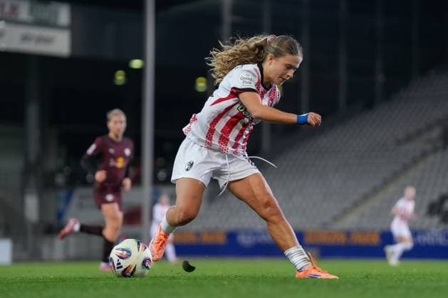Nia Szenk SC Freiburg, 19 on the ball, loses the shin guard , Germany, Soccer, GooglePixel Womens Bundesliga, Matchday 8, 2025 2026, SC Freiburg vs RB Leipzig, 03 11 2025, Dreisamstadion, Freiburg, Germany DFB REGULATIONS PROHIBIT ANY USE OF PHOTOGRAPHS AS IMAGE SEQUENCES AND OR QUASI VIDEO Freiburg Dreisamstadion Baden Wuerttemberg Germany Copyright: xArnexAmbergx