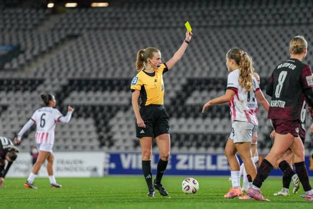 Davina Lutz Referee shows yellow card , Germany, Football, GooglePixel Womens Bundesliga, Matchday 8, 2025 2026, SC Freiburg vs RB Leipzig, 03 11 2025, Dreisamstadion, Freiburg, Germany DFB REGULATIONS PROHIBIT ANY USE OF PHOTOGRAPHS AS IMAGE SEQUENCES AND OR QUASI VIDEO Freiburg Dreisamstadion Baden Wuerttemberg Germany Copyright: xArnexAmbergx